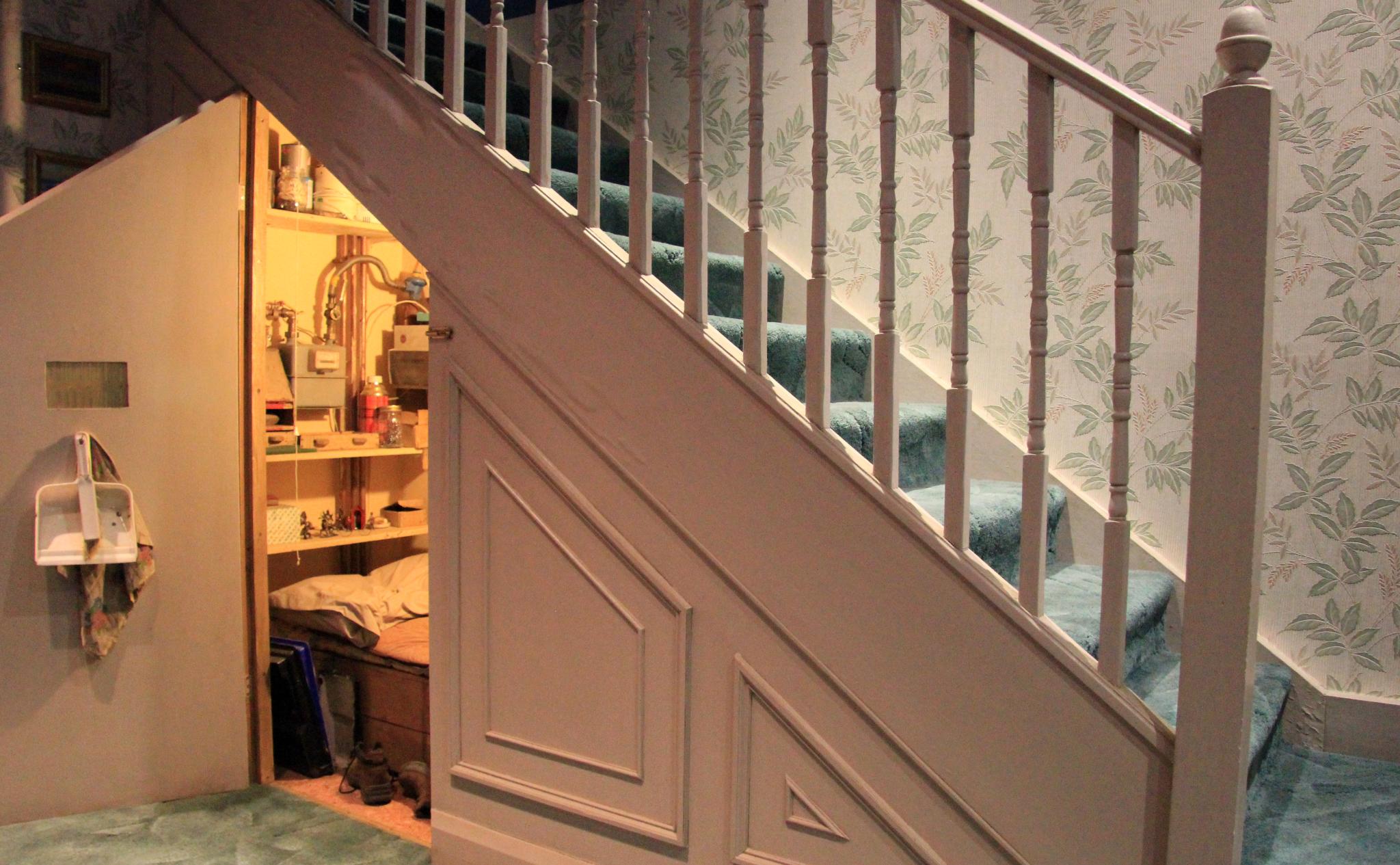 Jak zagospodarować schowek pod schodami?